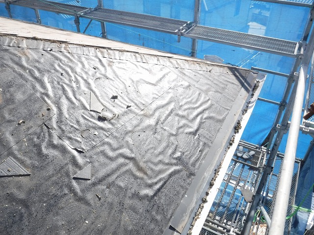 劣化した防水シート